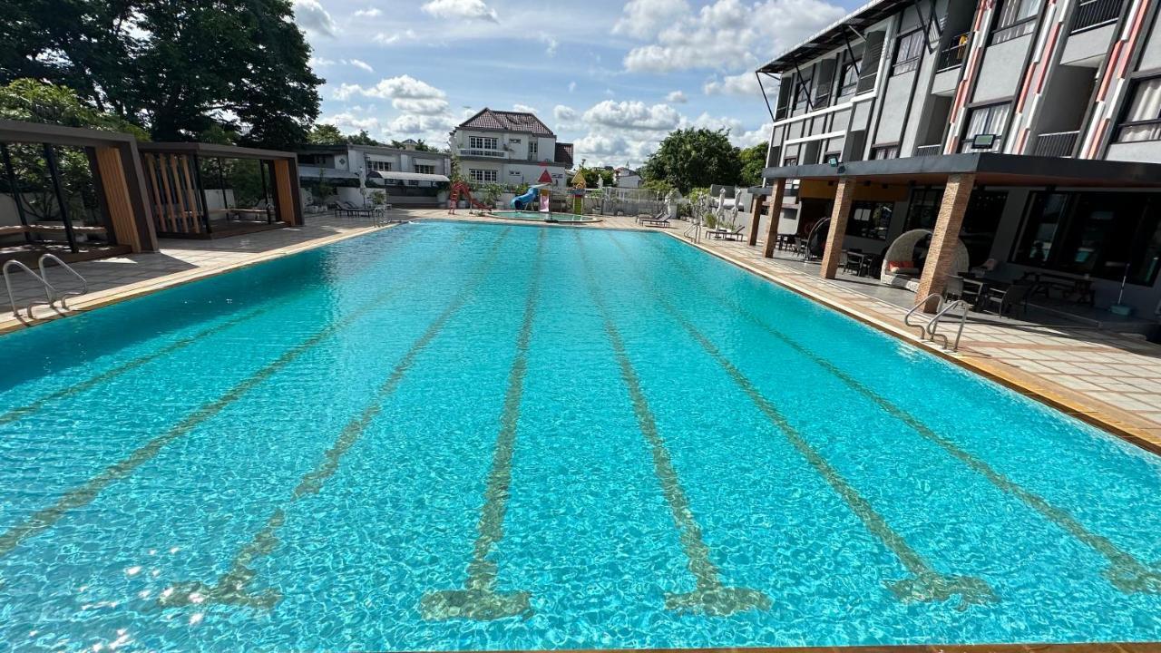 Buathong Pool * Ban Khung Taphao